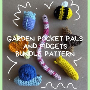Op de afbeelding: Een verzameling handgemaakte gehaakte tuinartikelen, waaronder een slak, een worm en een bij. De tekst "GARDEN POCKET PALS AND FIDGETS BUNDLE PATTERN" is zichtbaar. De items zijn in verschillende kleuren, zoals blauw, geel en roze.