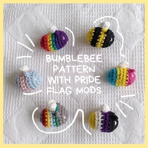 Puede incluir: Seis abejas de crochet, cada una con un esquema de colores de bandera del orgullo diferente. Las abejas están dispuestas en un círculo con el texto "Bumblebee Pattern with Pride Flag Mods" en el centro.