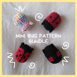 Puede incluir: Se muestran cuatro mini bichos de ganchillo. Uno es multicolor, los otros son rojos y negros, parecidos a mariquitas. Se ve el texto "MINI BUG PATTERN BUNDLE". Los bichos están colocados sobre un fondo amarillo claro.