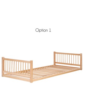 Puede incluir: Un marco de cama de madera con lados de listones y una cabecera de listones. El marco est&aacute; hecho de madera natural y tiene un dise&ntilde;o simple y moderno. Opci&oacute;n 1 est&aacute; escrito sobre el marco de la cama.