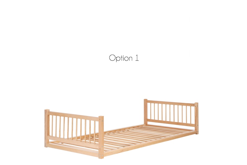 Puede incluir: Un marco de cama de madera con lados de listones y una cabecera de listones. El marco est&aacute; hecho de madera natural y tiene un dise&ntilde;o simple y moderno. Opci&oacute;n 1 est&aacute; escrito sobre el marco de la cama.