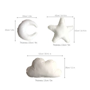 K&ouml;nnte beinhalten: Drei wei&szlig;e Pl&uuml;schkissen in Form einer Mondsichel, eines Sterns und einer Wolke. Das Mondkissen misst 33 cm im Durchmesser und 10 cm Dicke. Das Sternkissen misst 42 cm breit und 13 cm dick. Das Wolkenkissen misst 52 cm breit und 13 cm dick.