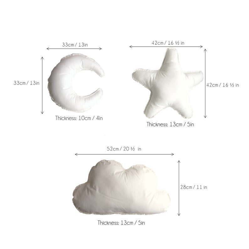 K&ouml;nnte beinhalten: Drei wei&szlig;e Pl&uuml;schkissen in Form einer Mondsichel, eines Sterns und einer Wolke. Das Mondkissen misst 33 cm im Durchmesser und 10 cm Dicke. Das Sternkissen misst 42 cm breit und 13 cm dick. Das Wolkenkissen misst 52 cm breit und 13 cm dick.