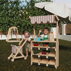 Mercatino e bancarella giochi con carrello della spesa, bancarella di giocattoli in legno, negozio di giochi Montessori, teatro delle marionette, chiosco di limonata per bambini