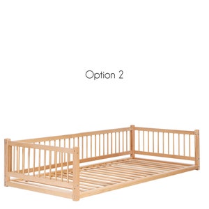 Puede incluir: Un marco de cama de d&iacute;a de madera natural con lados de listones y una base de listones. El marco est&aacute; hecho de madera maciza y tiene un acabado natural.