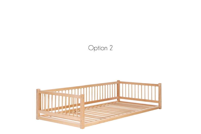 Puede incluir: Un marco de cama de d&iacute;a de madera natural con lados de listones y una base de listones. El marco est&aacute; hecho de madera maciza y tiene un acabado natural.