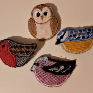 Broche oiseau en tweed irlandais sur carte-cadeau brodée