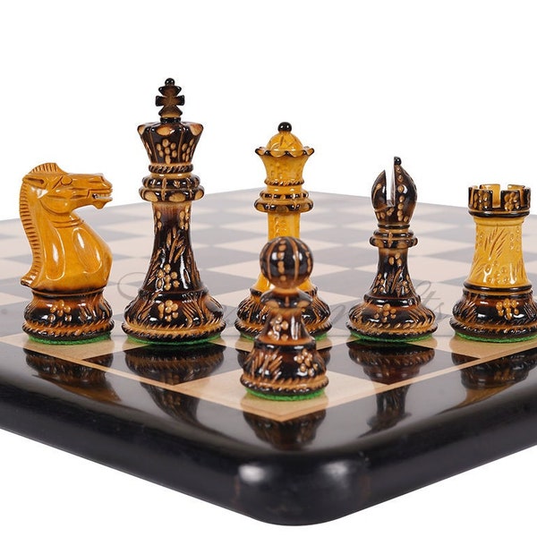 Op de afbeelding: Een set houten schaakstukken met ingewikkelde houtsnijwerk. De stukken zijn lichtbruin van kleur met donkerbruine accenten. De stukken zijn gerangschikt op een zwart-wit schaakbord.