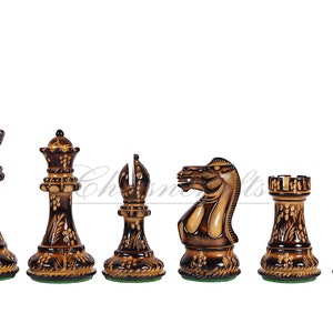Pu&ograve; includere: Un set di pezzi degli scacchi in legno con intagli intricati. I pezzi sono di colore marrone chiaro con accenti marrone scuro. Il set include un re, una regina, un alfiere, un cavallo, una torre e un pedone.