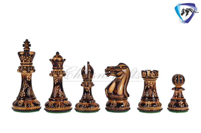 Pu&ograve; includere: Un set di pezzi degli scacchi in legno con intagli intricati. I pezzi sono di colore marrone chiaro con accenti marrone scuro. Il set include un re, una regina, un alfiere, un cavallo, una torre e un pedone.