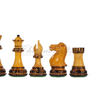 Pu&ograve; includere: Un set di pezzi degli scacchi in legno di colore marrone chiaro con accenti neri. I pezzi includono un re, una regina, un alfiere, un cavallo, una torre e un pedone. I pezzi sono intagliati con dettagli intricati e hanno una finitura lucida.