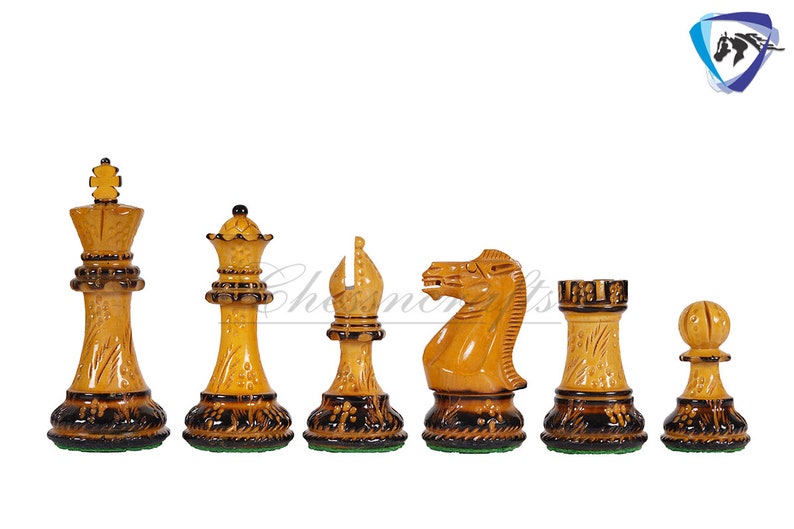 Pu&ograve; includere: Un set di pezzi degli scacchi in legno di colore marrone chiaro con accenti neri. I pezzi includono un re, una regina, un alfiere, un cavallo, una torre e un pedone. I pezzi sono intagliati con dettagli intricati e hanno una finitura lucida.