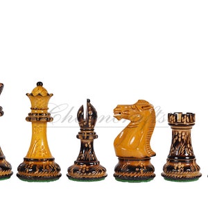 Pu&ograve; includere: Un set di pezzi degli scacchi in legno con intagli intricati. I pezzi sono dipinti in un colore marrone chiaro con accenti marrone scuro. Il set include un re, una regina, un alfiere, un cavallo, una torre e un pedone.