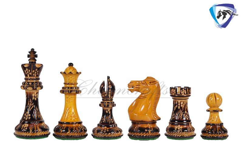 Pu&ograve; includere: Un set di pezzi degli scacchi in legno con intagli intricati. I pezzi sono dipinti in un colore marrone chiaro con accenti marrone scuro. Il set include un re, una regina, un alfiere, un cavallo, una torre e un pedone.
