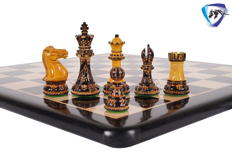 Pu&ograve; includere: Un set di pezzi degli scacchi in legno con intagli intricati. I pezzi sono di colore marrone chiaro con accenti marrone scuro. I pezzi sono disposti su una scacchiera bianca e nera.