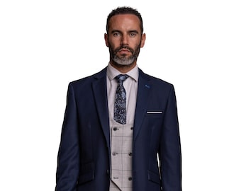 Traje clásico azul marino de corte slim y chaleco cruzado gris claro / Combinación formal elegante para hombre