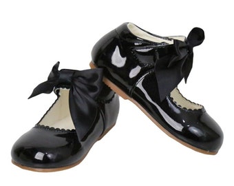 Girls Black Hook And Loop Shoes With A Bow