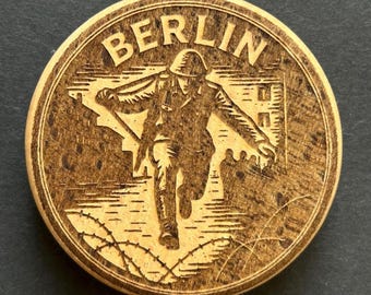 Berlin Wall Magnet & Bottle Opener made of beechwood – Engraved Escape over the Wall Historical Souvenir Gift Berlin