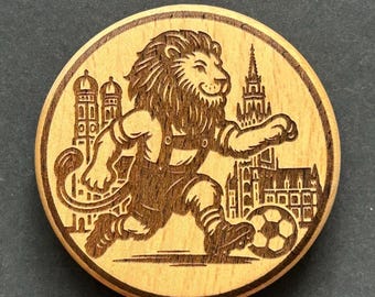 Football lion in Munich – Magnetic bottle opener with city silhouette