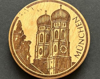 Wooden magnet with Frauenkirche engraving – also bottle opener – Munich souvenir made of beechwood
