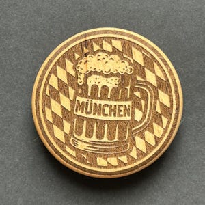 Beer mug & diamond pattern – Magnetic wooden bottle opener with Munich flair