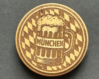 Beer mug & diamond pattern – Magnetic wooden bottle opener with Munich flair