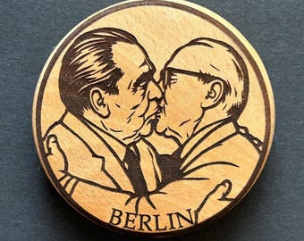 Berlin Kiss Magnet & Bottle Opener made of beechwood – Brotherly Kiss Engraving, Berlin Wall Art, Historical Souvenir