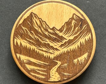 Alpine panorama – Magnetic bottle opener with hand-drawn mountain landscape