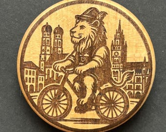 Wooden magnet with bicycle lion against a Munich backdrop – also a bottle opener – funny city motif & wooden art