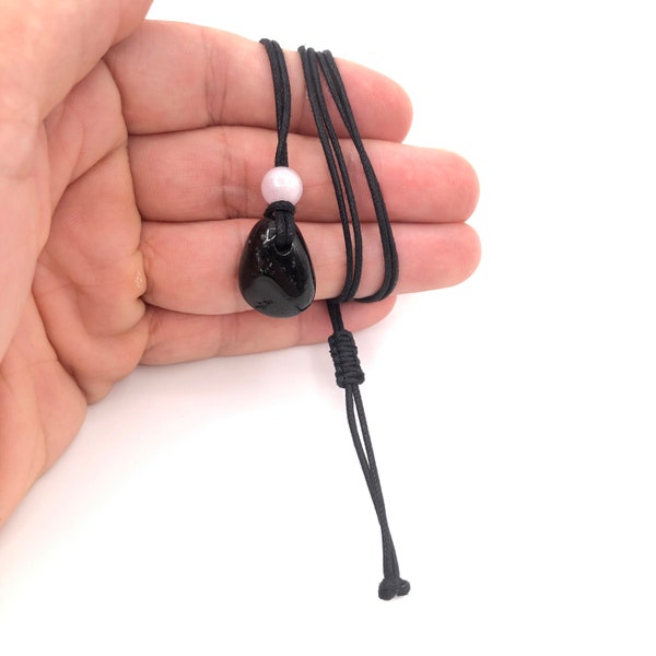 Collier avec un pendentif en tourmaline noire / bijou zen /collier de protection / bijou naturel /