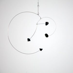Mini kinetic mobile in black tourmaline and stainless steel - premiers émois