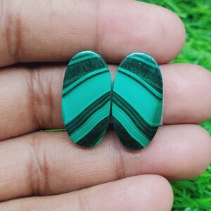 Piedra preciosa de malaquita - Par a juego de cabujón de forma ovalada, piedra para la fabricación de joyas de pendientes (perforación gratuita disponible) Tamaño 25X12X4 mm