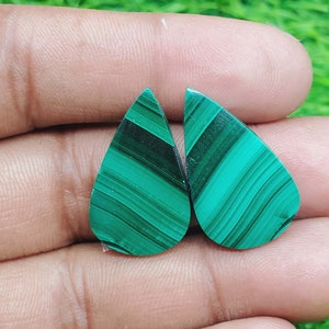 Piedra preciosa de malaquita - Par a juego de cabujón en forma de pera, piedra para la fabricación de joyas de pendientes (perforación gratuita disponible) Tamaño 26X16X4 mm