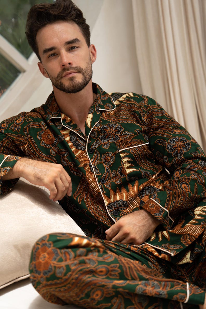 Puede incluir: Conjunto de pijama con estampado verde y marr&oacute;n con ribete blanco. La parte superior de manga larga y los pantalones presentan un dise&ntilde;o floral. El pijama est&aacute; hecho de un material suave y c&oacute;modo.