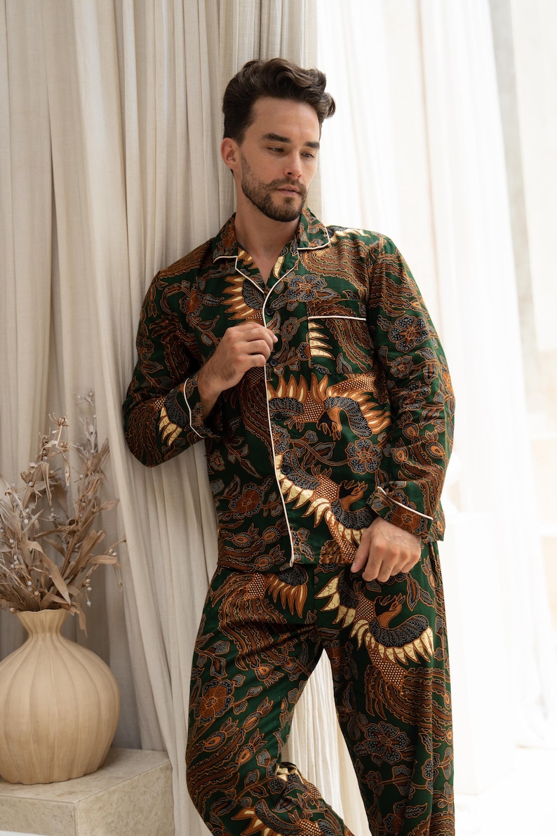Puede incluir: Conjunto de pijama con estampado verde y marr&oacute;n con ribete blanco. La camisa de manga larga y el pantal&oacute;n presentan un dise&ntilde;o detallado. El pijama es de material suave.