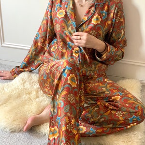 Ensemble de pyjama en soie terre cuite, pyjama en soie mélangée, vêtements de nuit en soie, cadeau unique pour elle, cadeau de mariée, vêtements de nuit en soie pour femme, batik indonésien