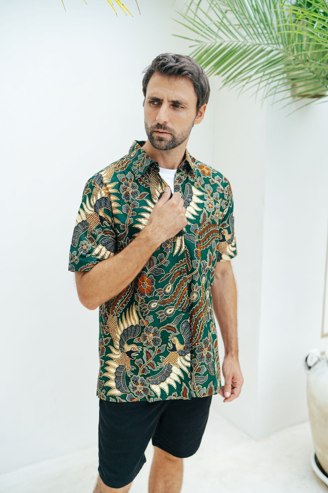 Chemises en batik de coton dans une variété de couleurs, chemise