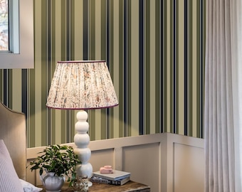 Papel pintado a rayas verdes: Rayas clásicas color oliva para dormitorio, estudio o habitación de invitados - RV113