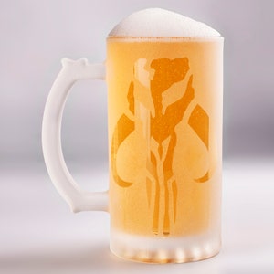 Mandalorianer Bierglasbecher, Star Wars sandgestrahlter Bierstein, Geschenk für Ehemann, benutzerdefinierte gefrosteter Becher, Geek Geschenk, Bierkrug für ihn