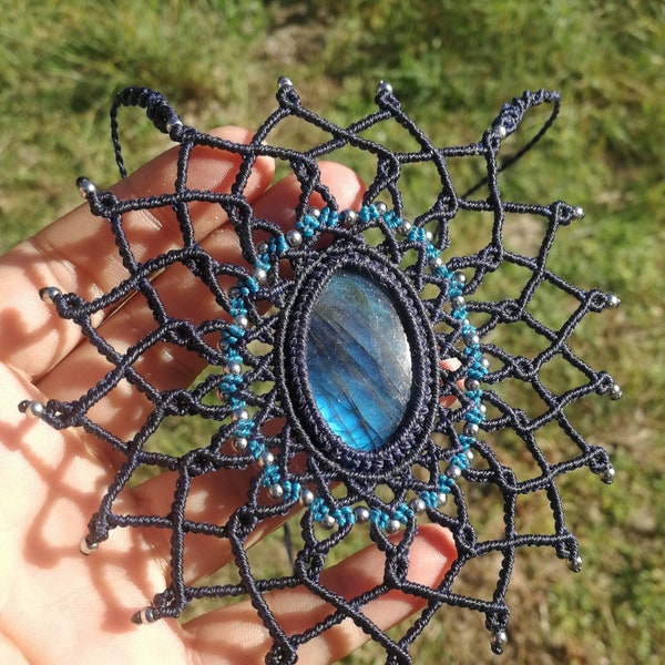 Collier MANDALA fait main en micro-macramé magnifique avec superbe labradorite bleue