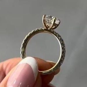 Kissenschliff Moissanit Verlobungsring in 14k Gelbgold, Versprechensring im quadratischen Schliff, zierlicher Goldversprechensring