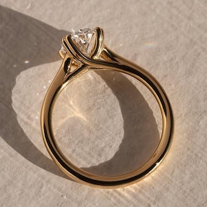Anel de noivado vintage com conjunto de catedral, anel solitário de moissanita com lapidação oval de 2 quilates, anel com conjunto de garras duplas em ouro maciço 14k