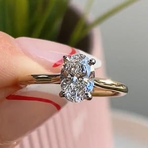 Anel de moissanita com corte oval de 1,50 ct, anel de noivado vintage em ouro maciço 14k com formato de catedral, anel de casamento solitário oval com faixa de ouro liso, presentes