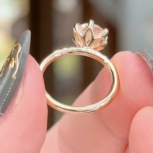 Vintage tulp bloemen verlovingsring, rond geslepen tulp setting solitaire moissaniet ring, bloemblaadje griffen set verlovingsring, 14k geelgouden ring