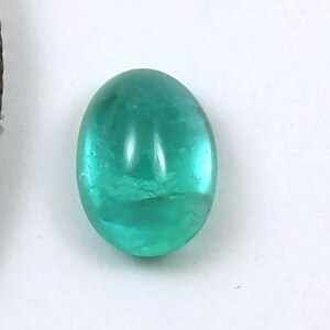 Cabochão de Esmeralda Natural da Zâmbia: Gema Oval Verde (6,2 x 4,5 mm)