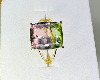Anillo de turmalina bicolor de 14 quilates: elegante joya de oro bicolor para ocasiones especiales.