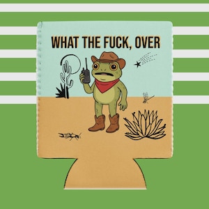 Puede incluir: Un enfriador de latas verde y beige con una rana de dibujos animados con sombrero y botas de vaquero, sosteniendo un walkie-talkie. El texto "WHAT THE FUCK, OVER" está impreso en la parte superior. Las ilustraciones del desierto incluyen un cactus, una estrella fugaz e insectos.