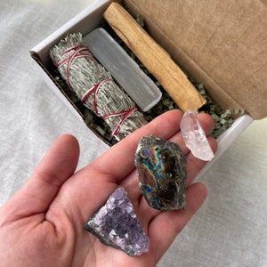Crystal Cleansing Kit with Sage, Palo Santo, Selenite Wand, Amethyst, Labradorite, Quartz | Energy Cleansing Set | Healing Crystals Gift Box