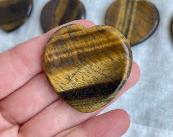 Tiger’s Eye Heart Worry Stone for Confidence and Protection, Polished Heart-Shaped Thumb Stone, Pocket Crystal for Stress Relief and Courage