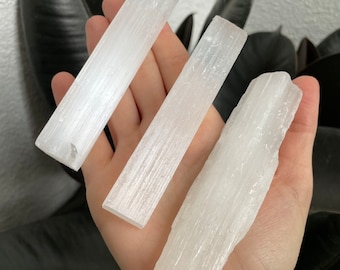 Varita de selenita - Barra de cristal de yeso en bruto (9,5-10 cm) - Cantidades individuales y a granel - Cristales para la limpieza y protección - Barras de selenita blanca